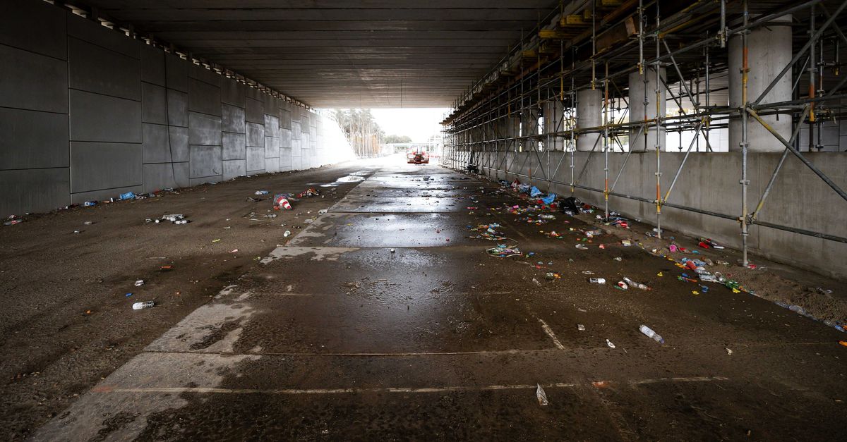 Behoedzaam dansen onder een viaduct, zonder anderhalve meter - NRC