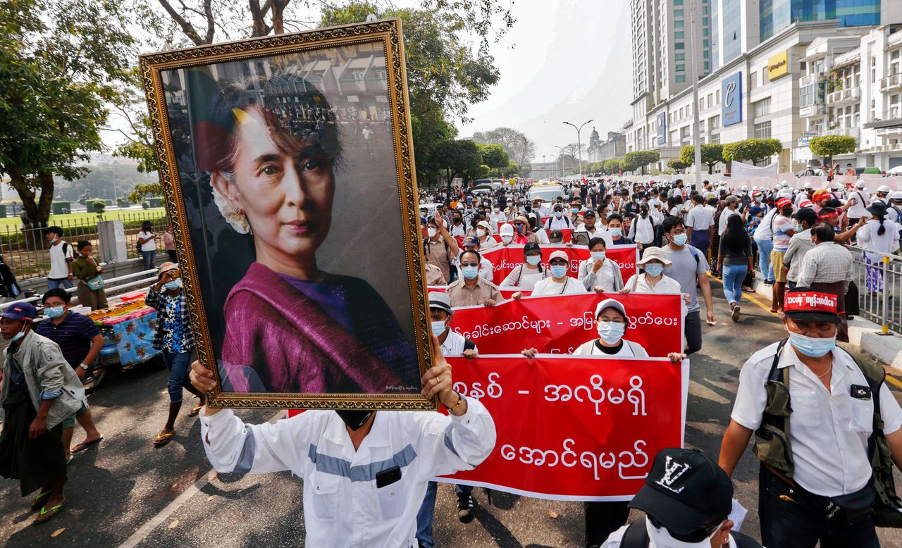Protesten in Myanmar tegen de militairen die een coup pleegden. De EU zet hen op een sanctielijst.