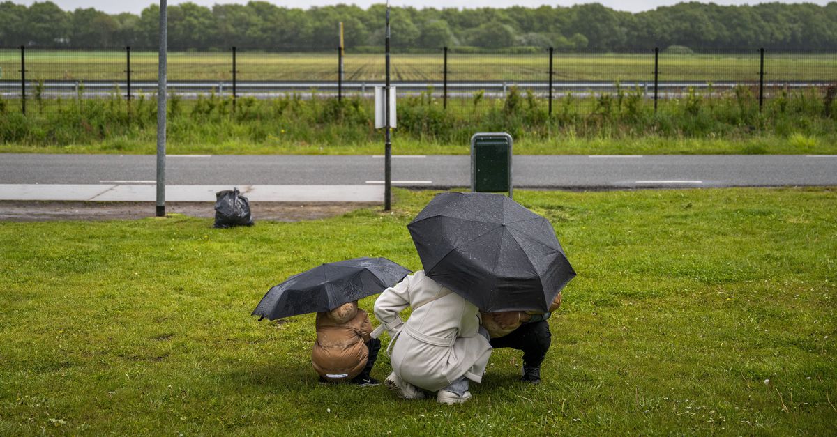 De in Ter Apel weggestuurde asielzoekers veranderen in gouden ‘supermannen’, met wapperend folie om de schouders tegen de kou
