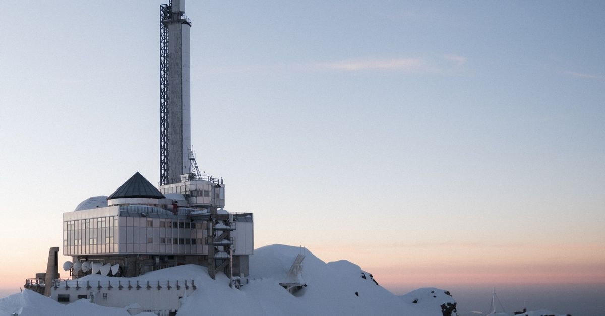 Hoe test je een nieuwe telescoop op een bergtop vol sneeuw en wind?