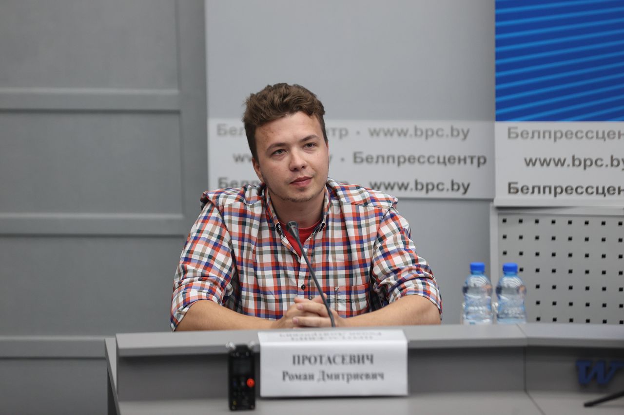 Wit-Russische journalist Pratasevitsj bekent schuld op eerste procesdag 