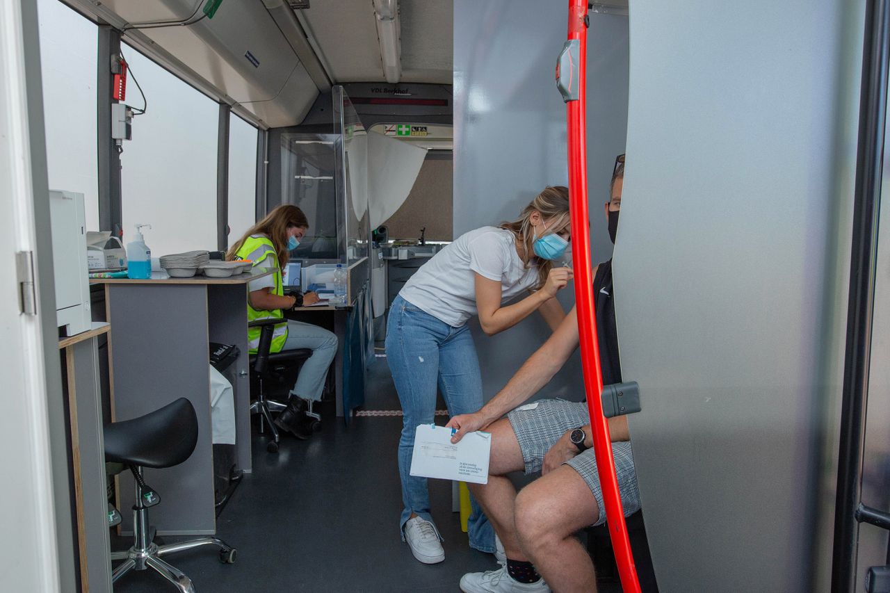 In een mobiele prikbus kunnen mensen zich laten vaccineren zonder afspraak.