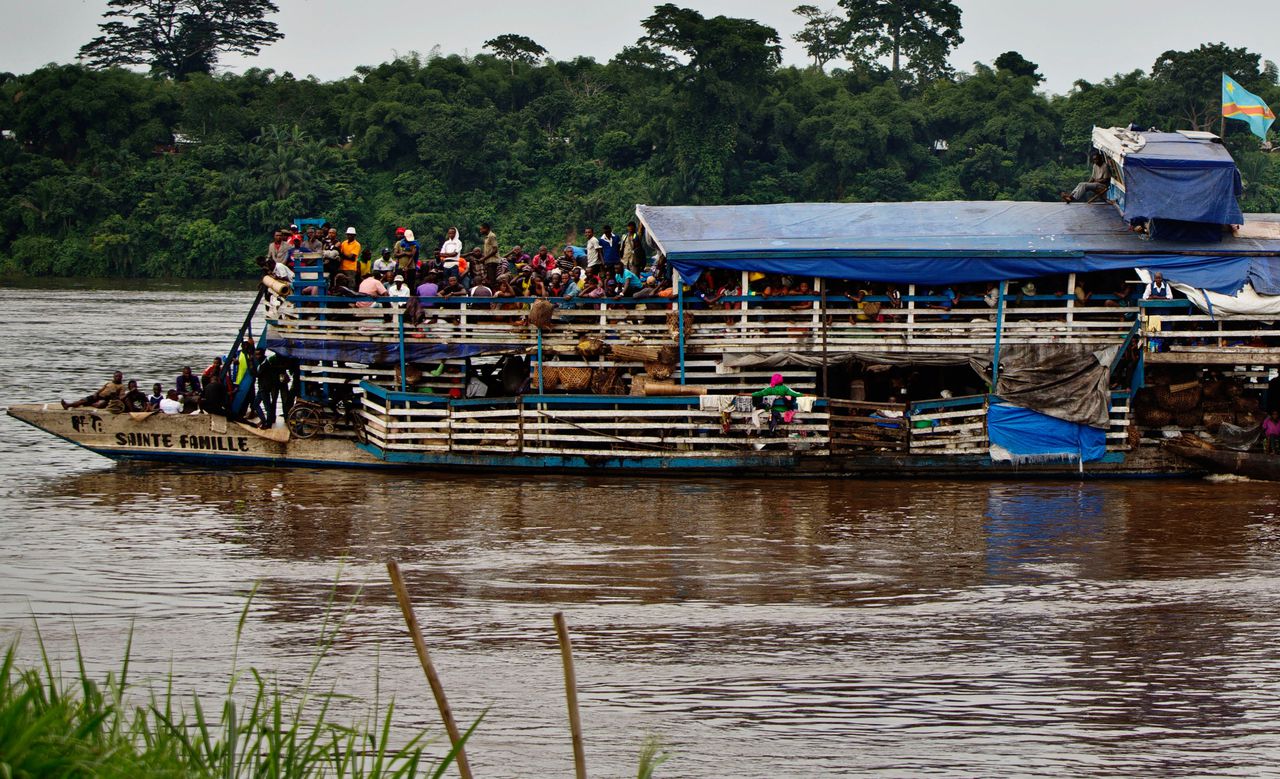 De Congo-rivier is zeer belangrijk voor transport van mensen en goederen. Het is na de Nijl de grootste rivier van Afrika.