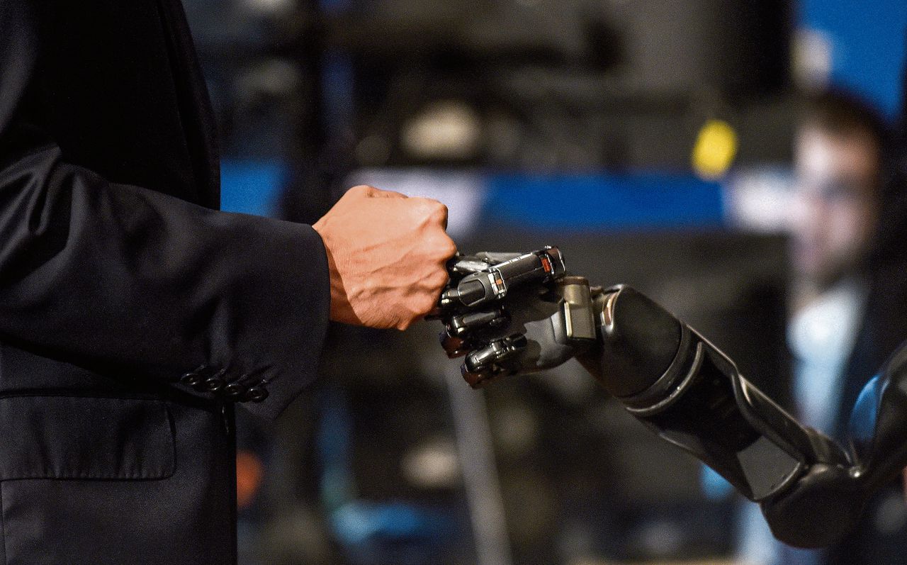 President Obama geeft Nathan Copeland een boks. De veramde Copeland bestuurt een robotarm met zijn brein.