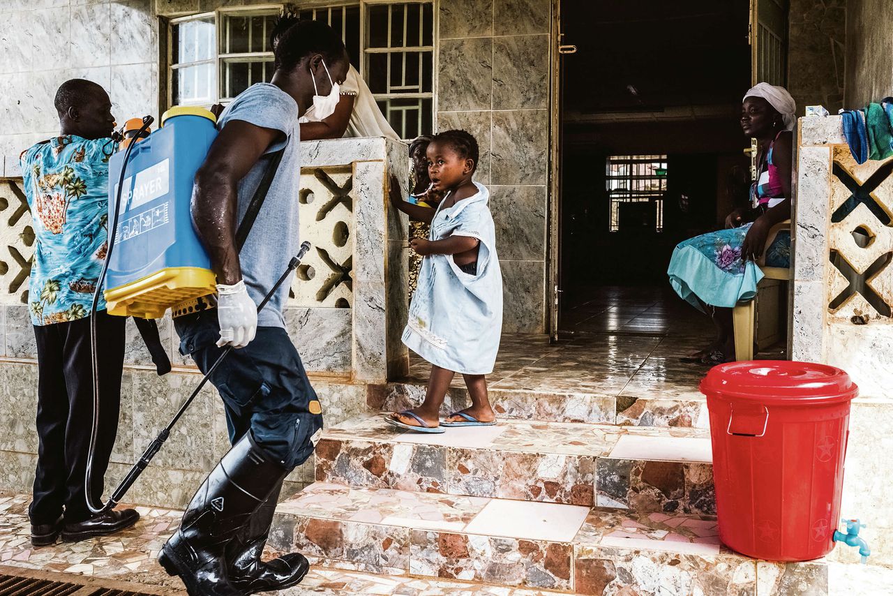 Een meisje in Port Loko, Sierra Leone, heeft haar ouders verloren aan ebola. Wezen zoals zij worden gestigmatiseerd en uitgestoten. Boven:ebola-behandelcentrum in Sierra Leone dat door slechte coördinatie nauwelijks wordt gebruikt.