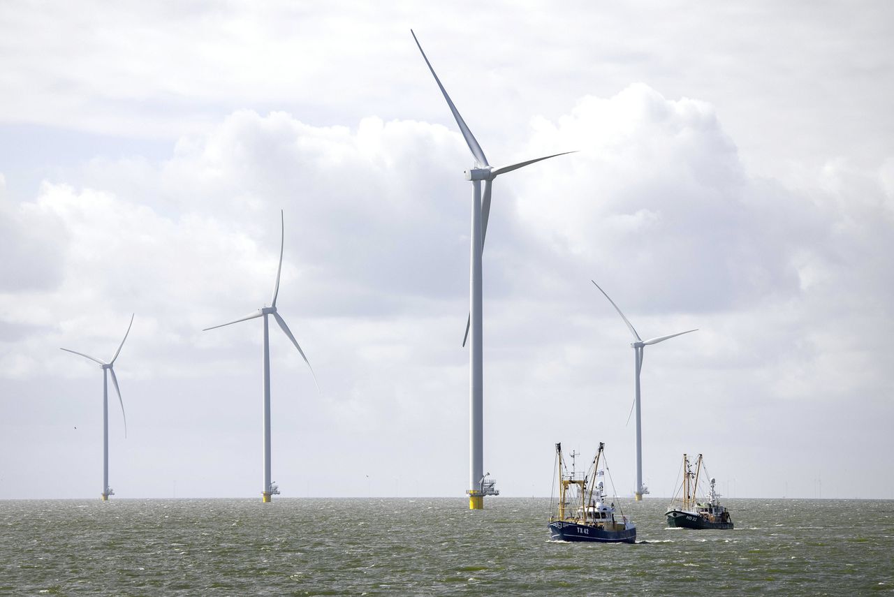IJsselmeerkotters, garnalenkotters en Noordzeekotters voeren zaterdag langs de Afsluitdijk als protesteren tegen de windmolens, die beslag leggen op hun viswateren.