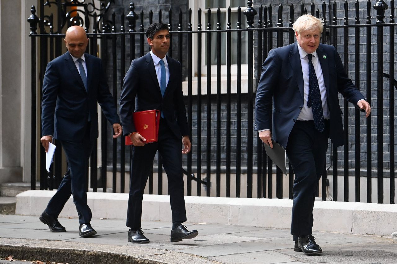 Het vertrek van de ministers is een nieuwe klap voor premier Johnson.