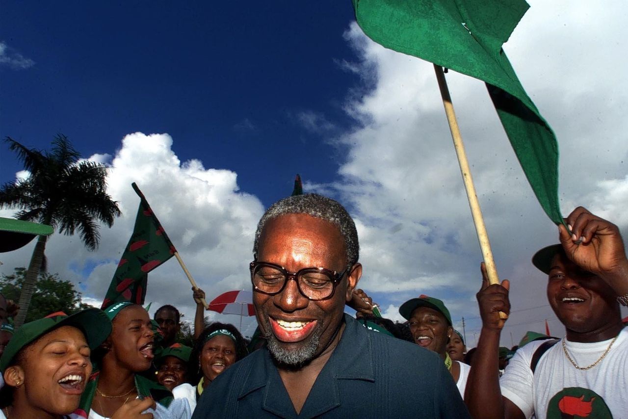 De Surinaamse oud-president Ronald Venetiaan wordt op 25 mei 2000 toegejuicht door aanhangers nadat hij in Paramaribo zijn stem heeft uitgebracht bij de verkiezingen, die hij zou winnen. Foto Raymond Rutting / ANP