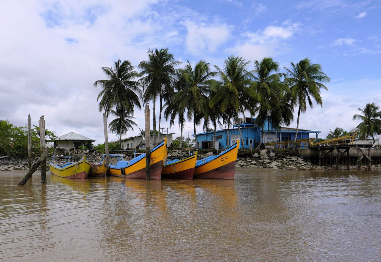 Guyanese vissersboten bij een haven in Suriname.