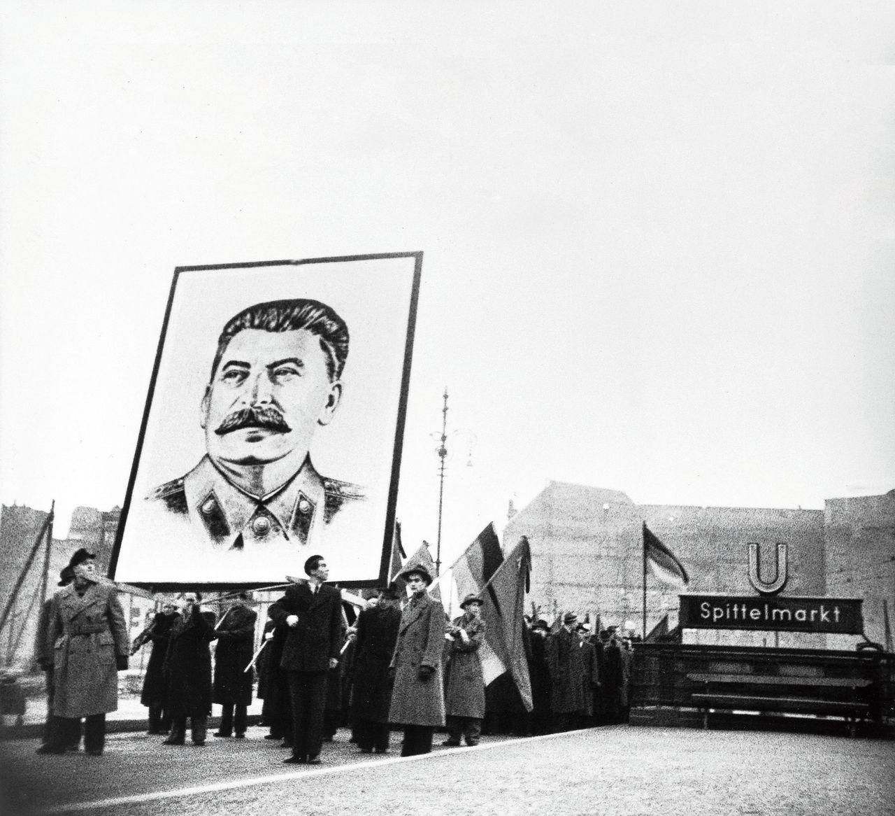 Berlijners lopen met een portret van Stalin, na diens dood in 1953