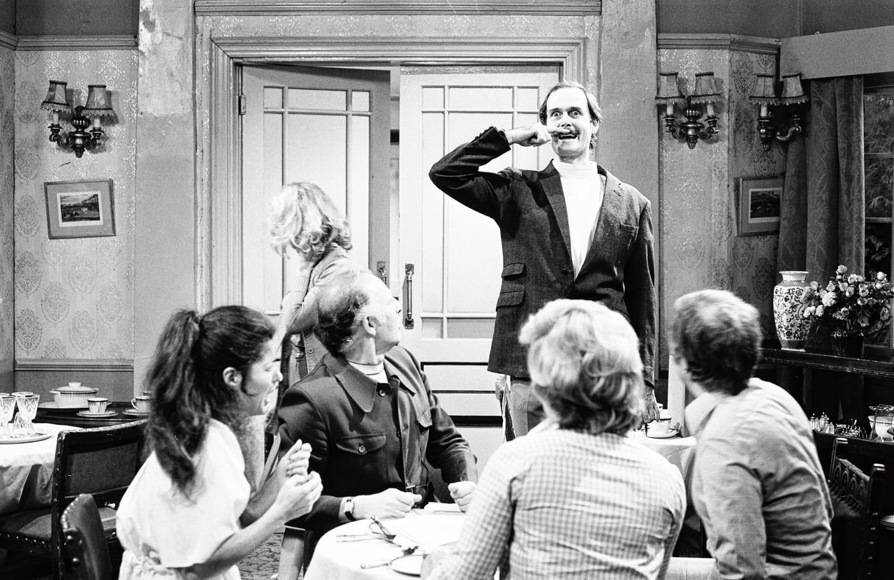 John Cleese als Basil Fawlty in de comedyreeks Fawlty Towers.