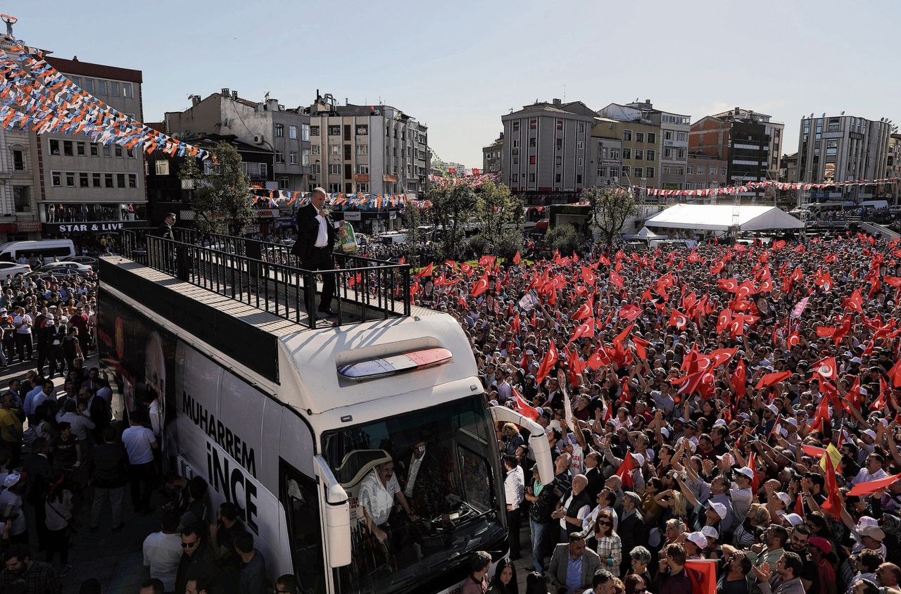 Muharrem Ince, kandidaat van de republikeinse CHP zondagop campagne in Istanbul