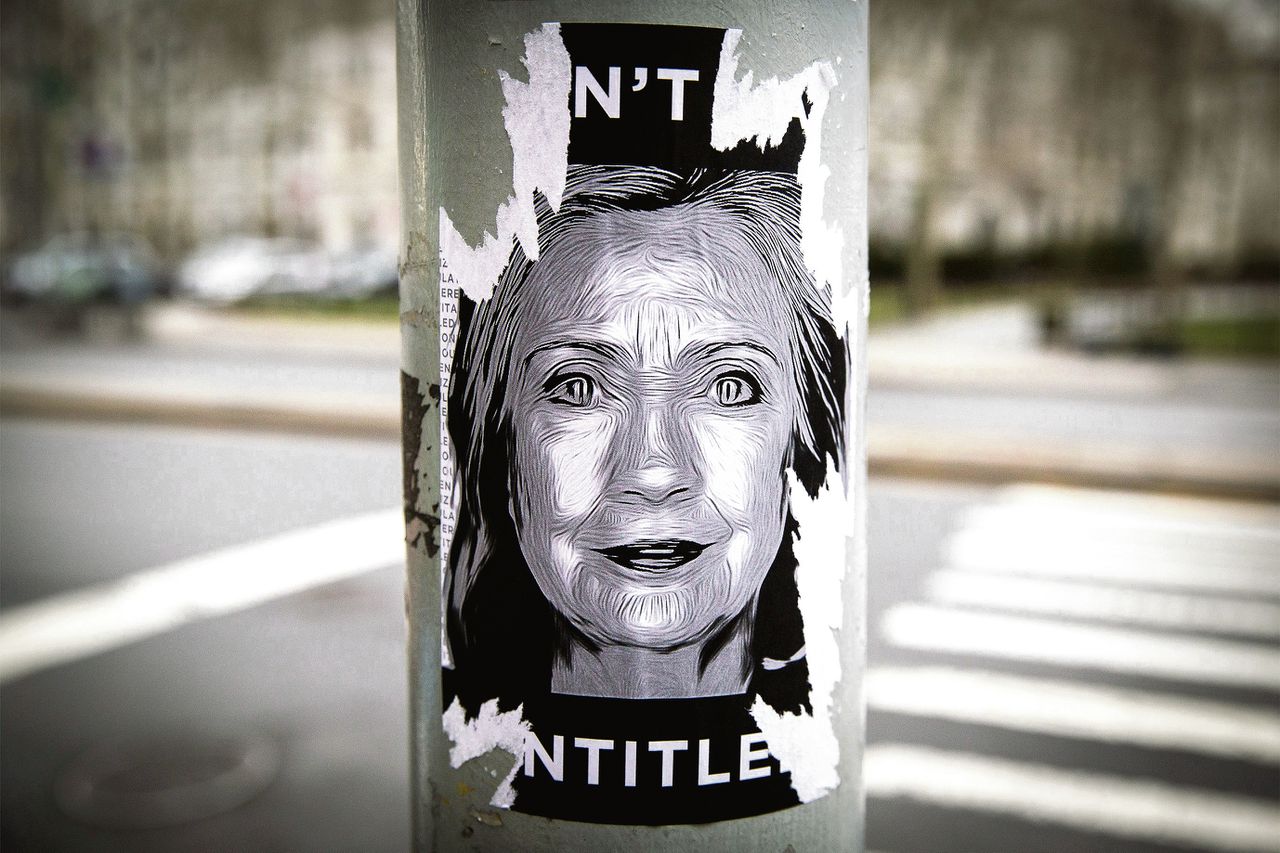 Hillary Clinton-sticker, vlakbij haar campagnehoofdkantoor in New York.