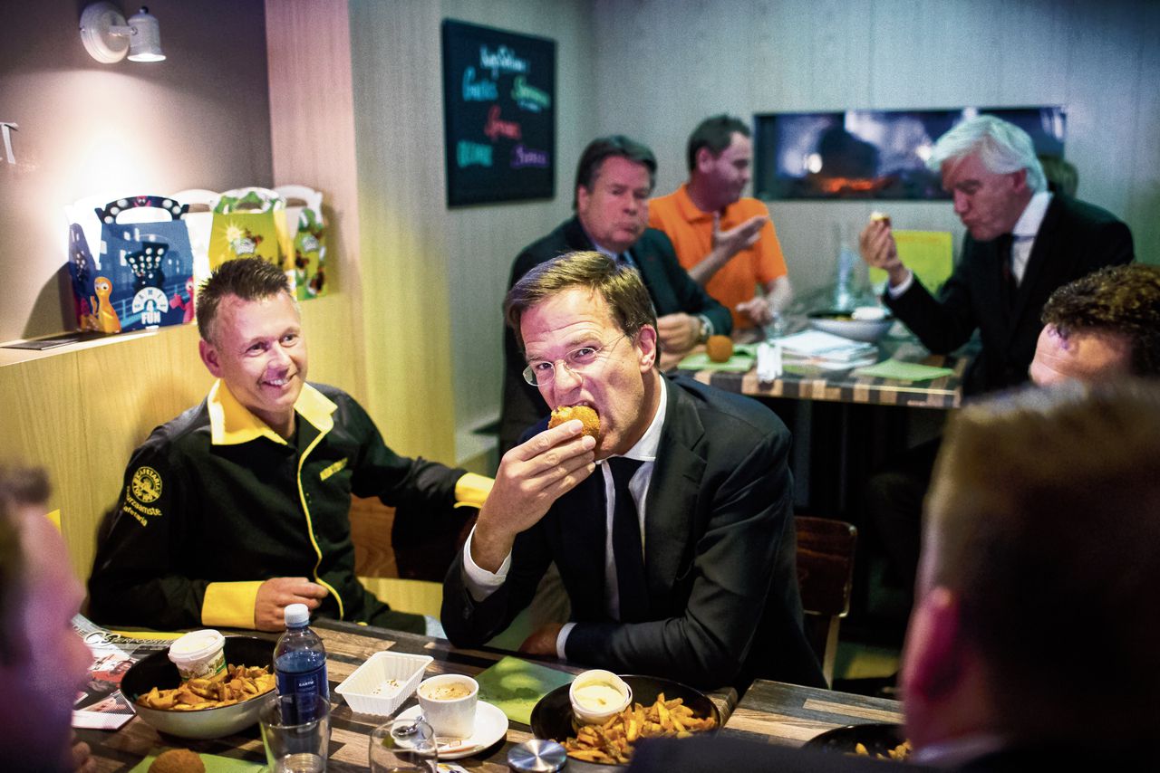 Mark Rutte eet een eierbal tijdens een werkbezoek aan de drie noordelijke provincies.