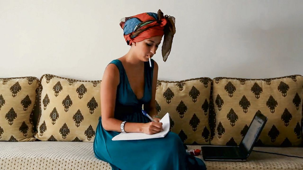 Marokkaans-Franse activiste Zineb El Rhazoui in de documentaire 'Nothing is Forgiven'.