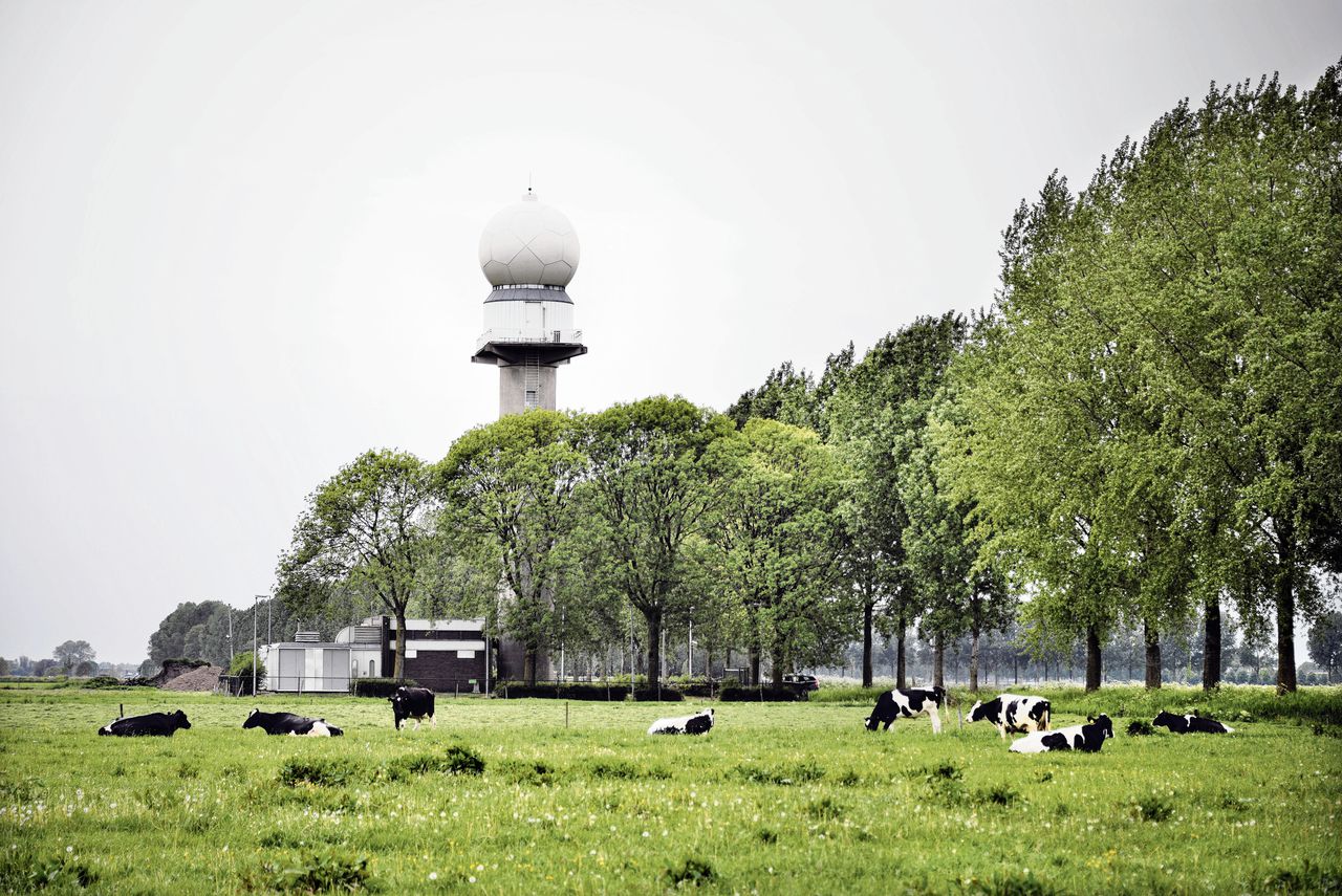 In Herwijnen, een dorp met 2.600 inwoners, staat al een neerslagradar van het KNMI. Defensie wil er ook een militaire radar neerzetten, ter verdediging van het luchtruim.