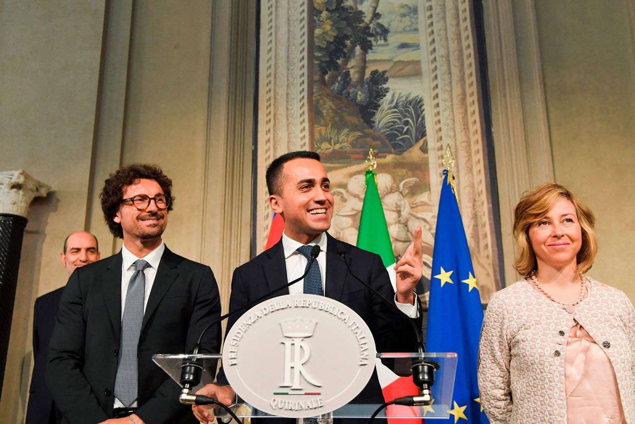 Partijleider van de vijfsterrenbeweging Luigi Di Maio (midden) spreekt de pers toe na een bijeenkomst met de Italiaanse president Sergio Mattarella op 7 mei.