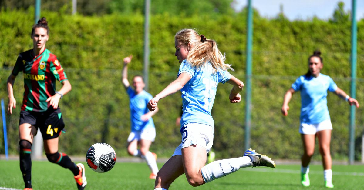 Baanbrekende uitspraak in vrouwenvoetbal: zwangerschap mag geen reden zijn om contract niet te verlengen