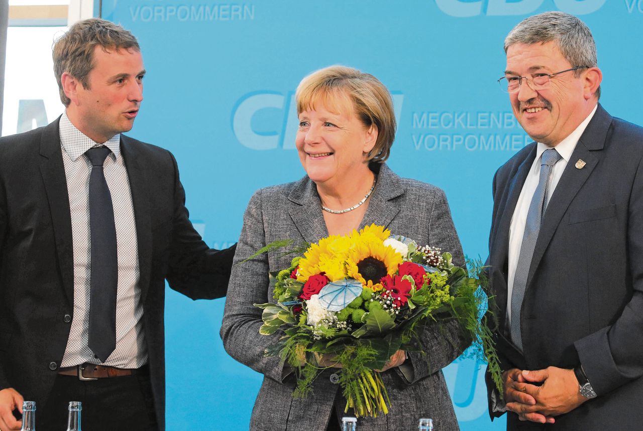 Merkel buffelt onverstoorbaar door 
