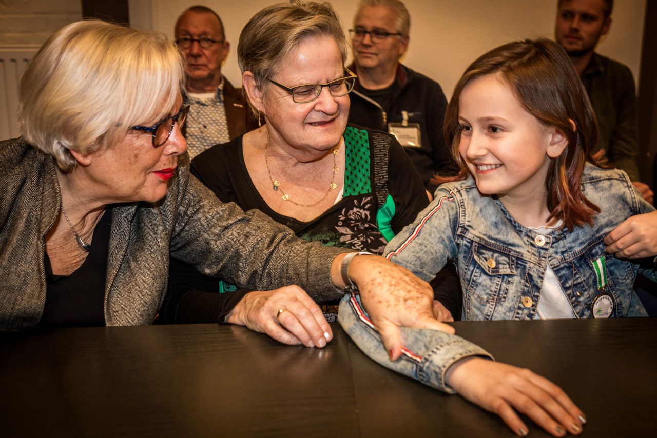 Norèn Ronken (11) kreeg een gemeentelijk lintje voor haar vrijwilligerswerk in verpleeghuis Klein Gulpen.