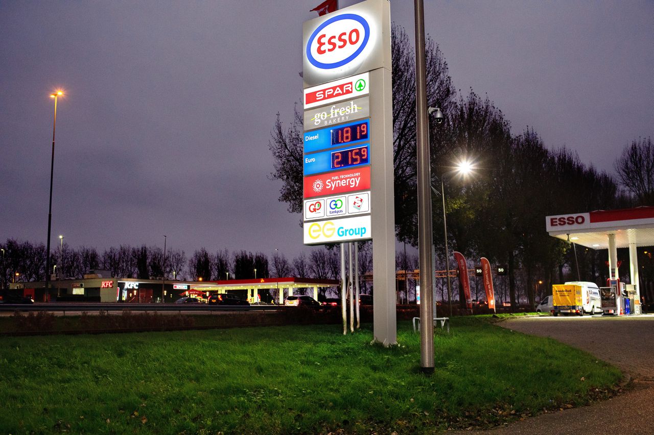 De benzineprijzen langs de snelweg zijn gestegen tot ruim boven de twee euro.