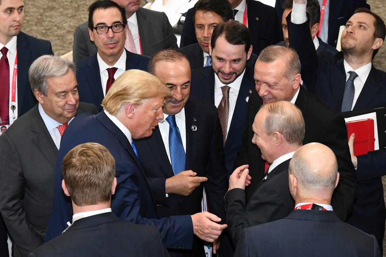 De Amerikaanse president Trump in gesprek met onder meer de Russische president Poetin en Erdogan, van Turkije. Hier tijdens de G20 in Japan, juni 2019.
