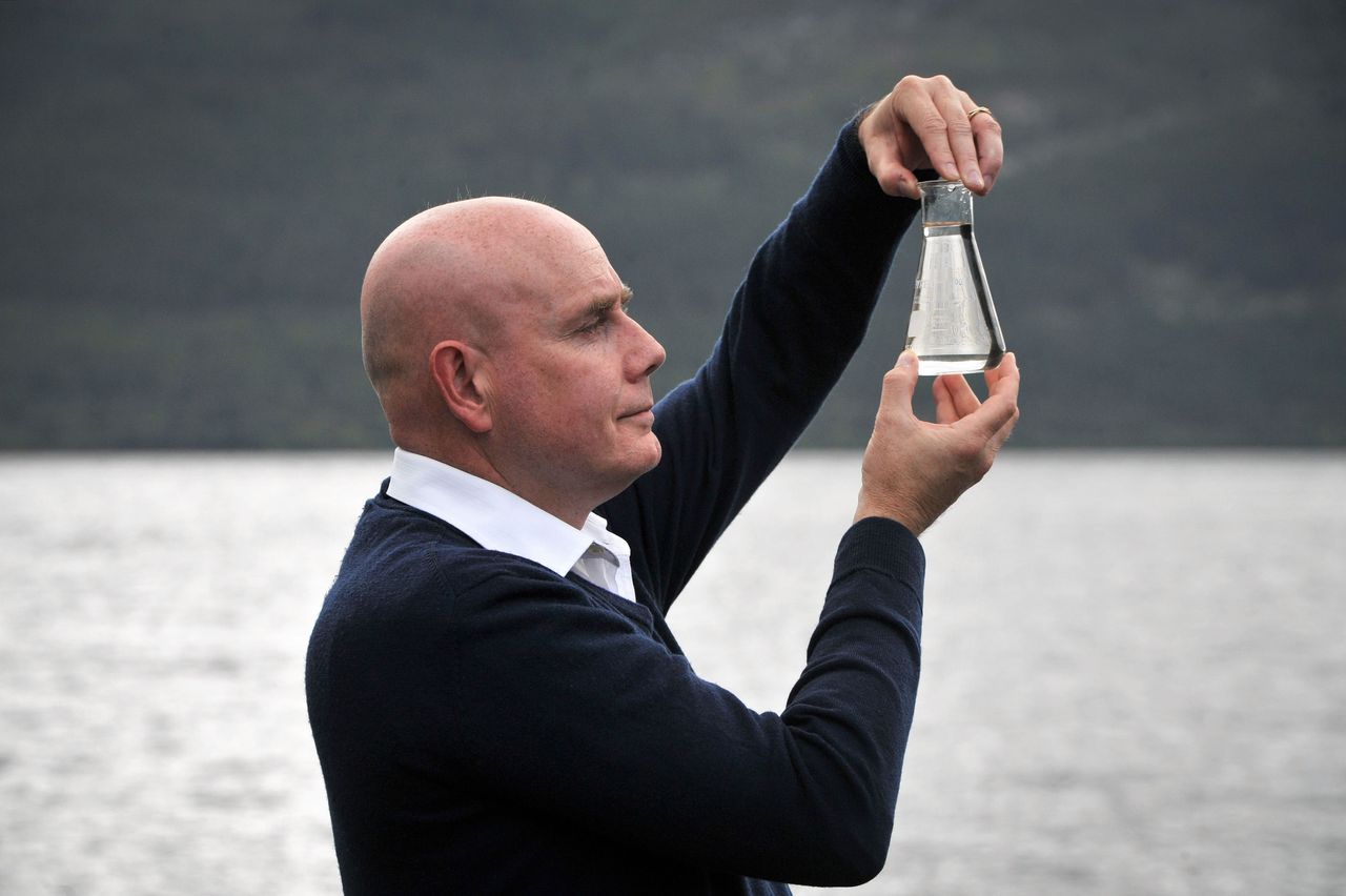 Neil Gemmell zoekt in Loch Ness-‘monster’ naar sporen van het Loch Ness-monster.