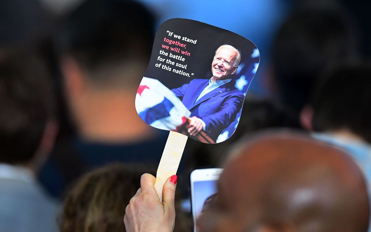 Aanhangers van Joe Biden op diens campagnebijeenkomst in Los Angeles.
