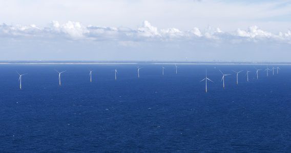 Het windmolenpark in de Noordzee voor Egmond aan Zee.