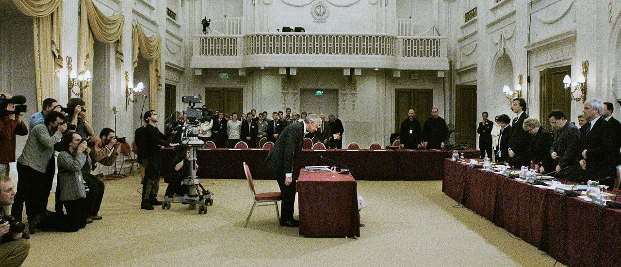 Wim Kok verscheen op 28 november 2002 voor de parlementaire enquête Srebrenica. Het kabinet Kok II was op 16 april van dat jaar al teruggetreden na publicatie van het het NIOD-rapport over de Nederlandse betrokkenheid bij val van Srebrenica in 1995. „Ik ben tot de slotsom gekomen dat de ernst van de bevindingen van het NIOD (...) niet zonder politieke consequenties mogen blijven”, zei Kok in de Tweede Kamer.