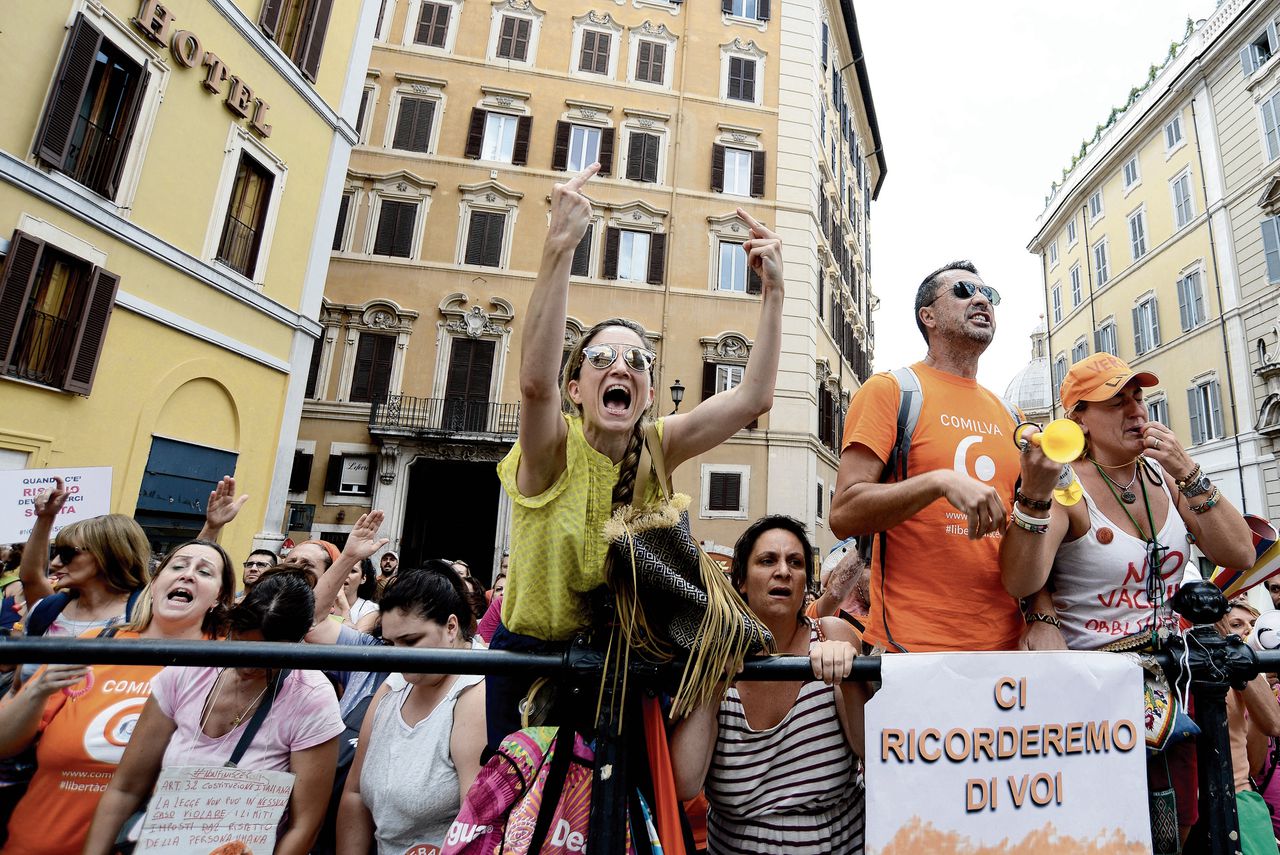 Toen het decreet dat ouders verplicht hun kinderen te laten inenten vorige zomer van kracht werd, leidde dat tot felle protesten bij het parlement in Rome. De druk van de no vax-beweging op de nieuwe Italiaanse regering is groot.