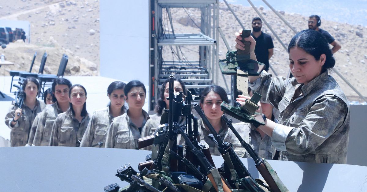 Ook na verbranding van klein deel wapens PKK blijft wantrouwen tussen Koerden en Turken groot