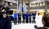 Groepsfoto van de parlementaire enquêtecommissie Corona bij de start. Alleen voorzitter Daan de Kort (VVD) is nog over (derde van links).