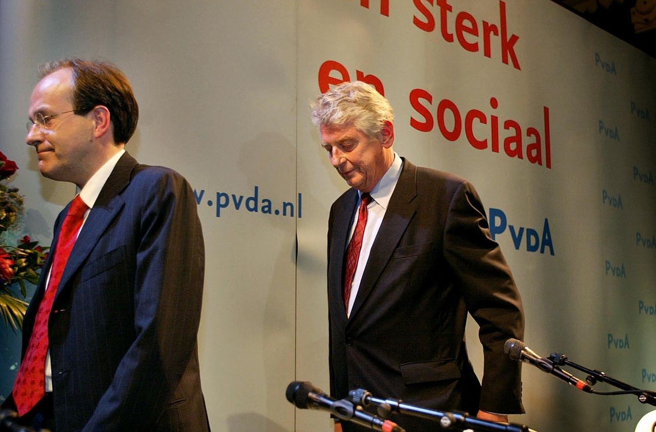 Ad Melkert en Wim Kok verlaten de politieke arena na de zwaar teleurstellende verkiezingsuitslag van woensdag 15 mei 2002.