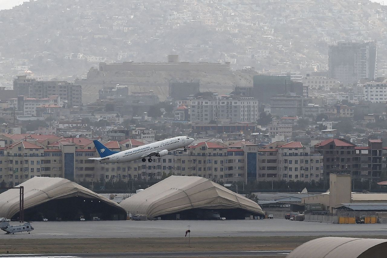 Een vliegtuig van Ariana vertrekt vanaf luchthaven Kabul, een dag voor de inname van de hoofdstad door de Taliban.