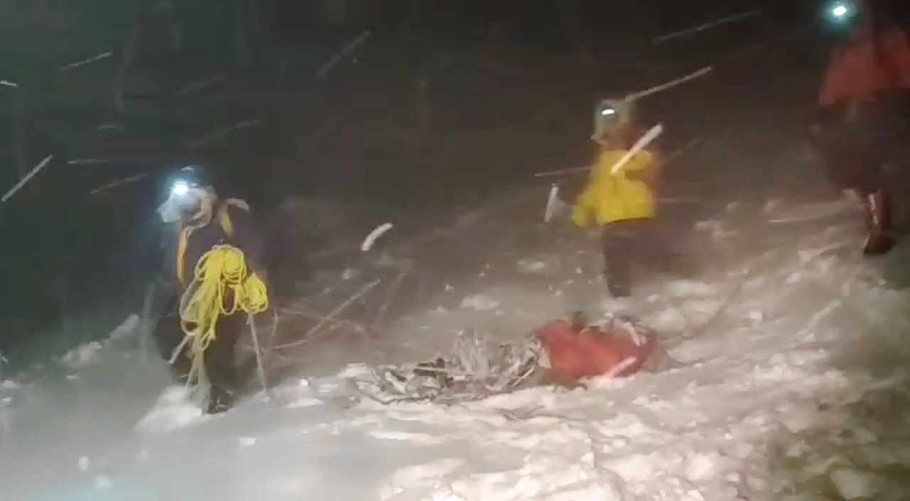 Reddingswerkers proberen een groep bergbeklimmers in veiligheid te brengen op de Elbrus.