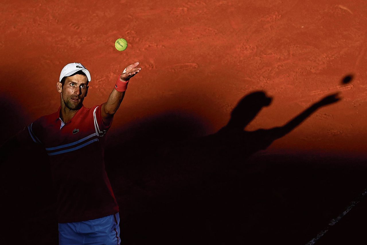 Novak Djokovic serveert in de finale van Roland Garros. De Serviër won zijn negentiende grandslamtitel door een zege in vijf sets op de Griek Stéfanos Tsitsipás.