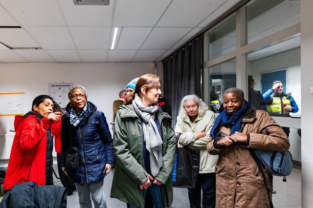 Buurbewoners zijn nieuwsgierig, en komen tijdens de oefening langs bij het noodsteunpunt.