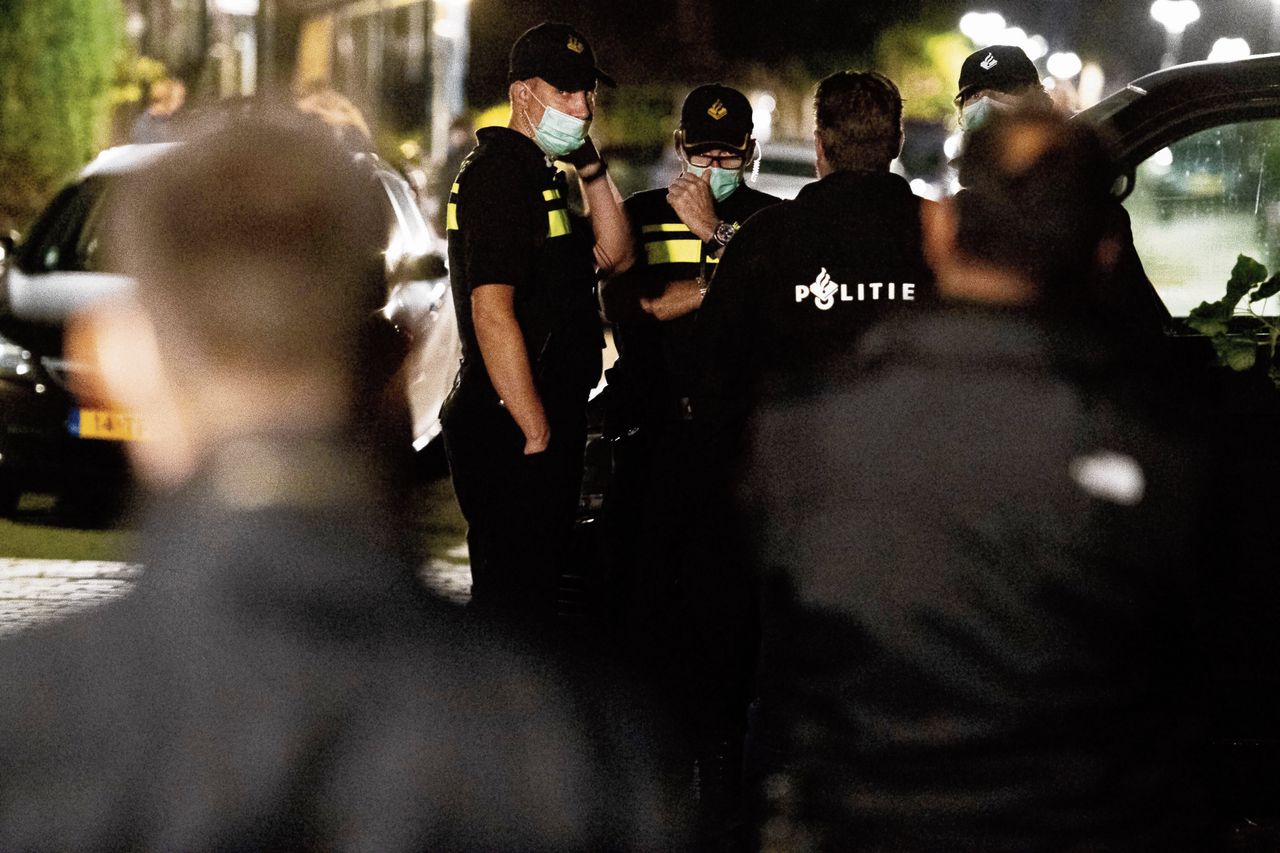 De politie verricht donderdagavond in Vlaardingen huiszoeking bij een van de opgepakte terreurverdachten.