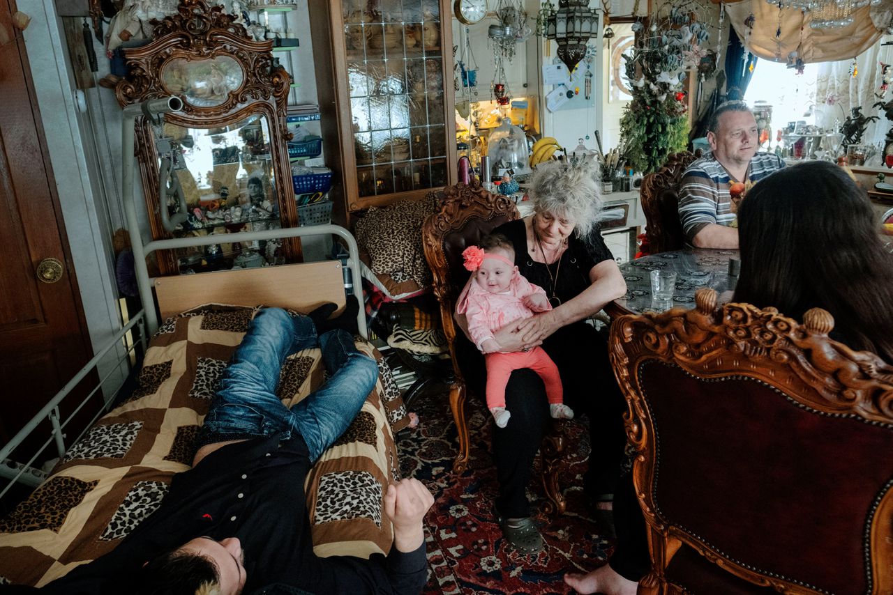 Piet, zijn zoon Jan (met vrouw en baby) op bezoek bij de ouders van Piet. Piet en zijn zoon Jan wonen in een woonwagen met de hele familie in Arkel.