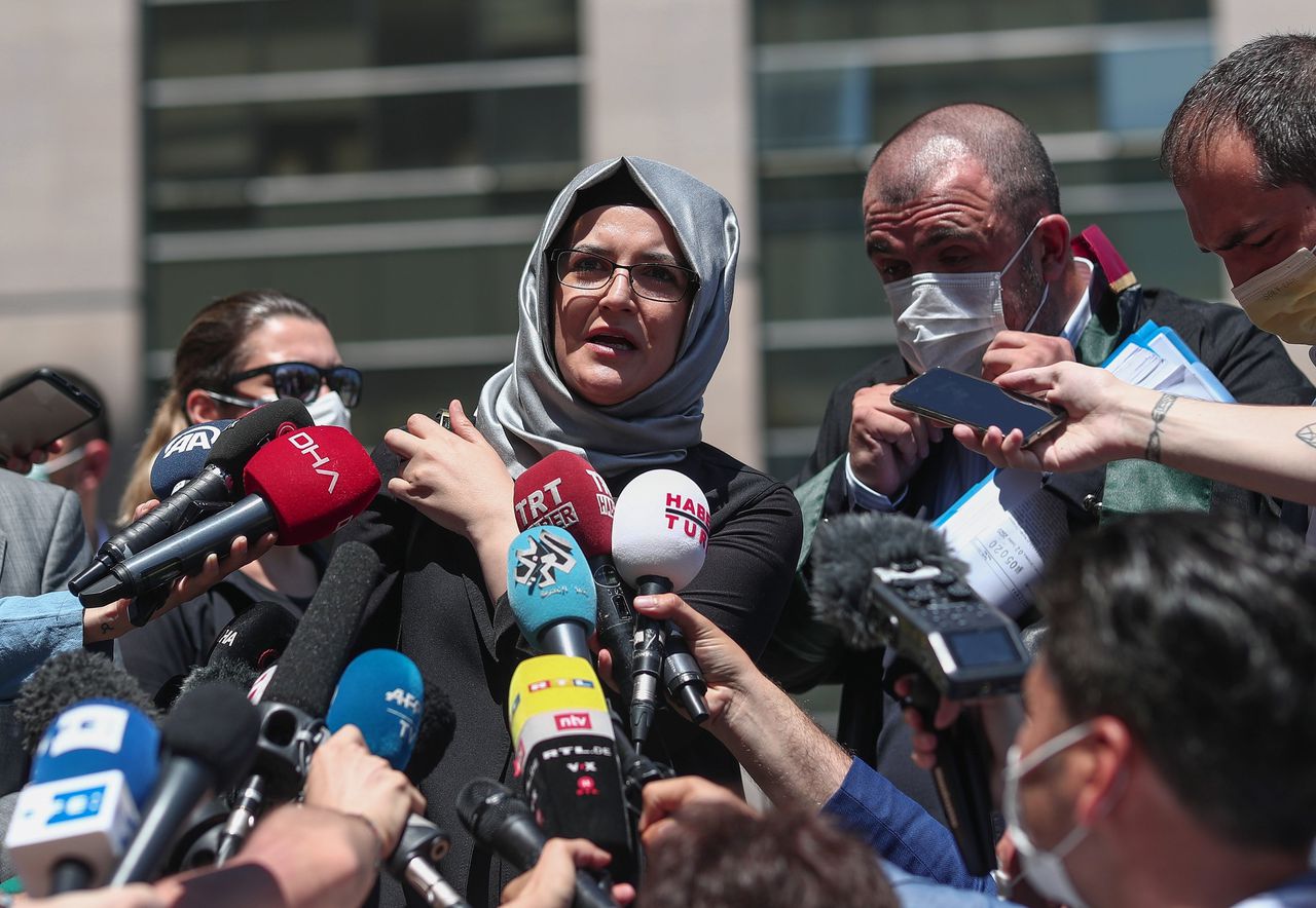 Hatice Cengiz, de weduwe van Khashoggi, spreekt met pers over de zaak.