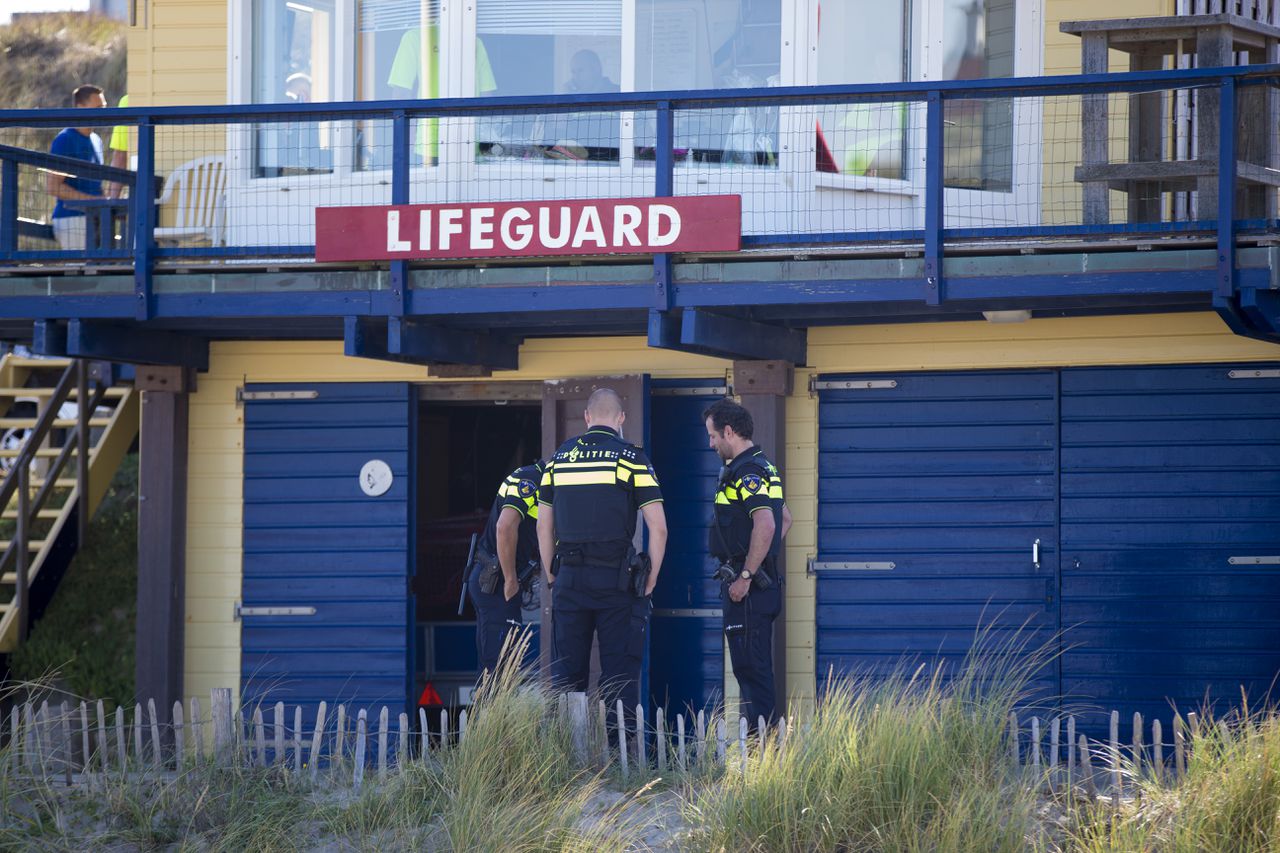 Agenten staan bij de de post van Reddingsbrigade Zuid op het strand van Zandvoort, waar het onderzoek van het aangespoeld lichaam plaatsvond.