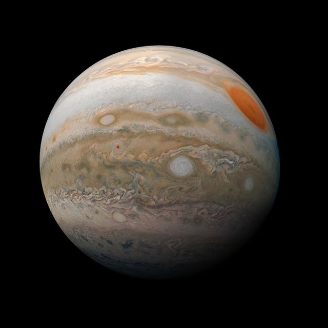 De Grote Rode Vlek (rechtsboven) op Jupiter, in 2019 waargenomen door Juno.