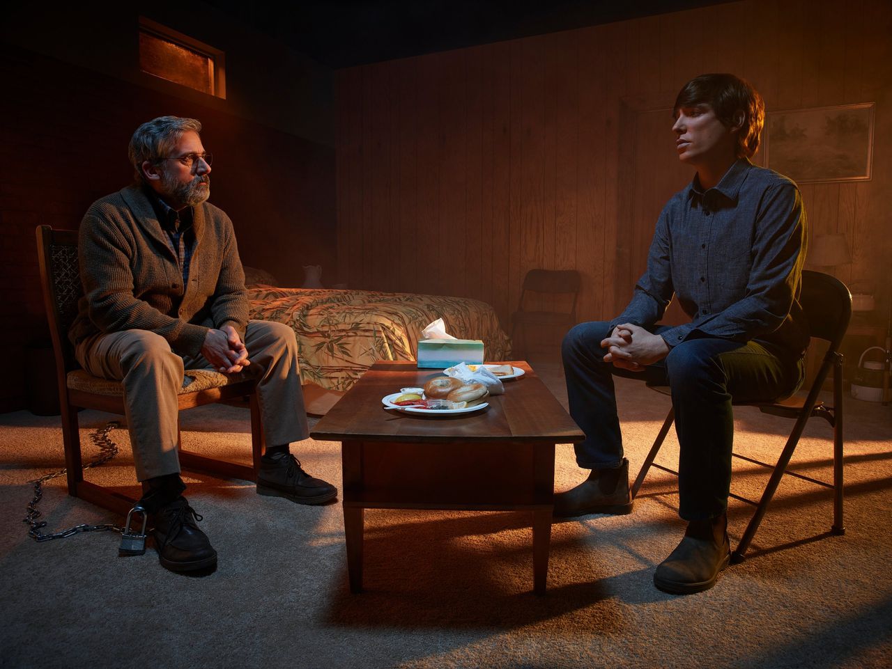 Steve Carell als psychiater Alan Strauss en Domhnall Gleeson als seriemoordenaar Sam Fortner in ‘The Patient’.