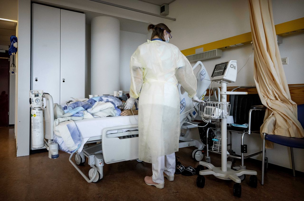Een coronapatiënt wordt behandeld op de Covid-afdeling van het HMC Westeinde in Den Haag, in februari 2021.