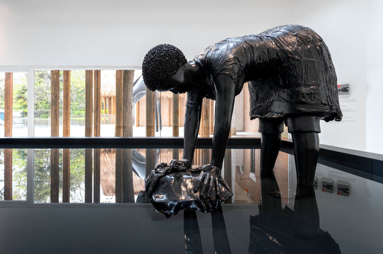 Het bronzen beeld ‘Last Garment’ van Simone Leigh in het Amerikaanse Paviljoen van de Biënnale van Venetië 2022.