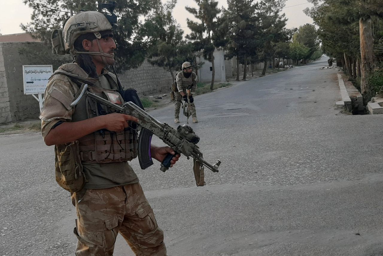 Afghaanse militairen in de stad Lashkar Gah, waarvan de Taliban inmiddels grote delen in handen hebben.