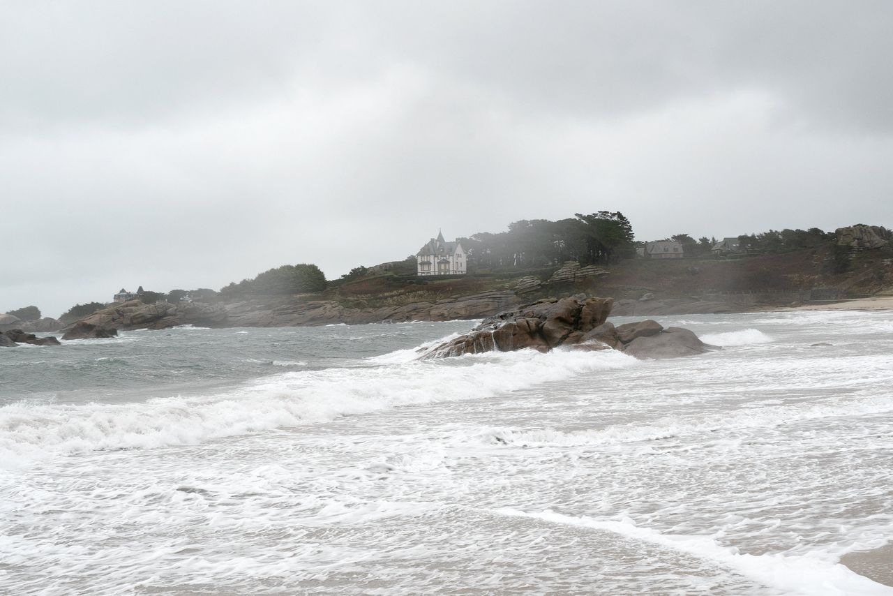 De Bretonse kust erodeert, maar de huizen blijven populair: ‘Aan zee is alles te verkopen’ 