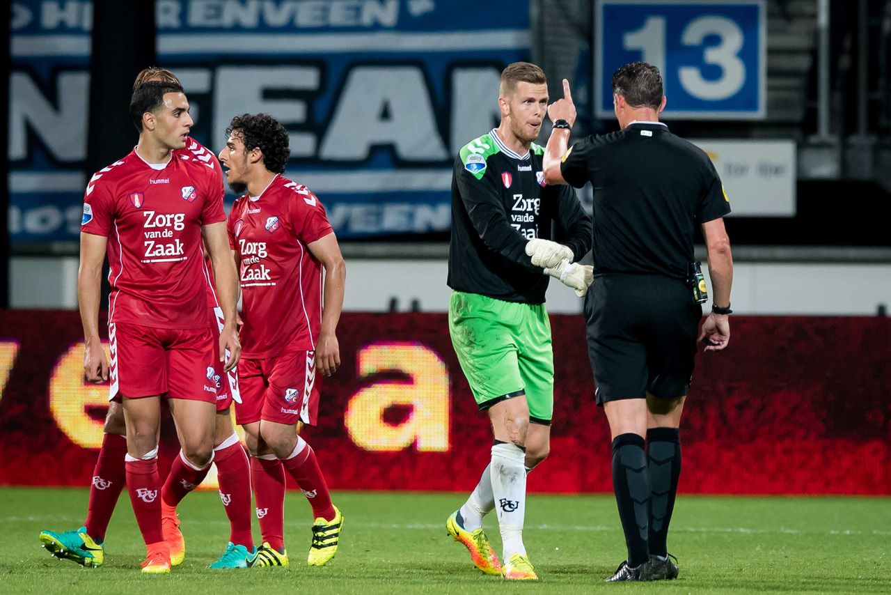 Utrecht keeper Robbin Ruiter protesteert bij scheidsrechter Jeroen Manschot omdat hij bij zijn arm gepakt is.