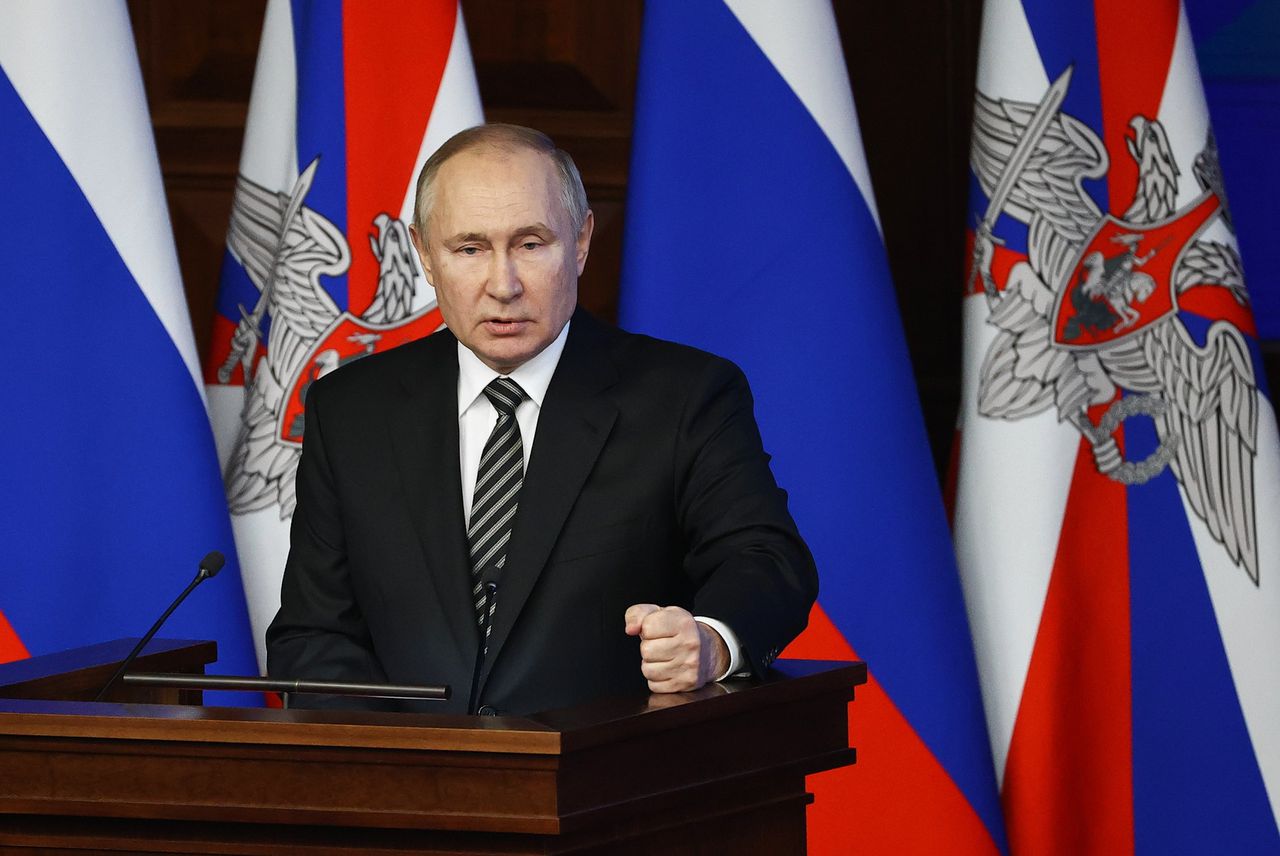 Poetin dreigt met militaire reactie als NAVO zich ‘agressief’ blijft gedragen 